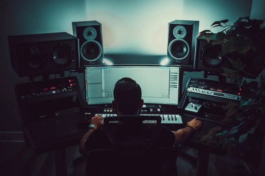 What do I need for a home recording studio? 2 What do I need for a home recording studio?