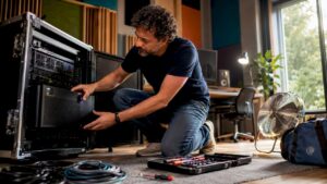 Een technicus voert een controle uit op de UPS-installatie in de studio.