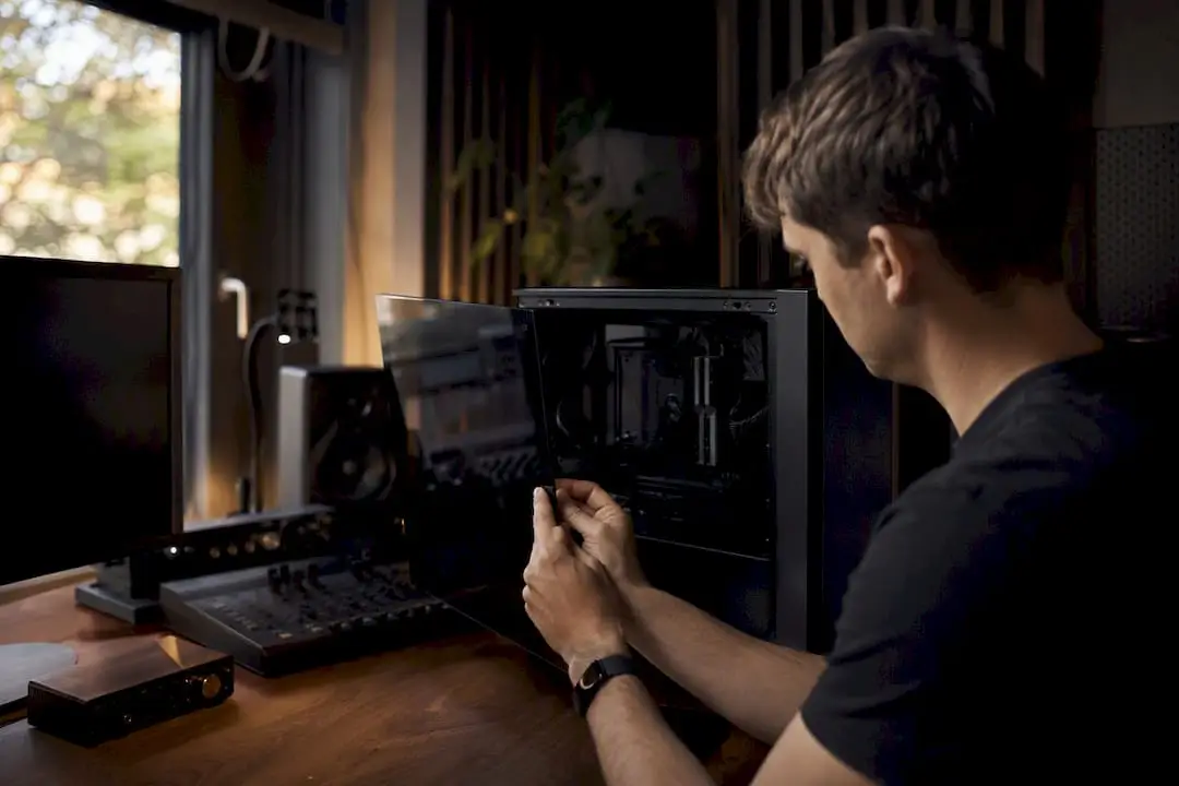 Iemand start zijn studio-pc op om problemen met de plugins op te lossen.