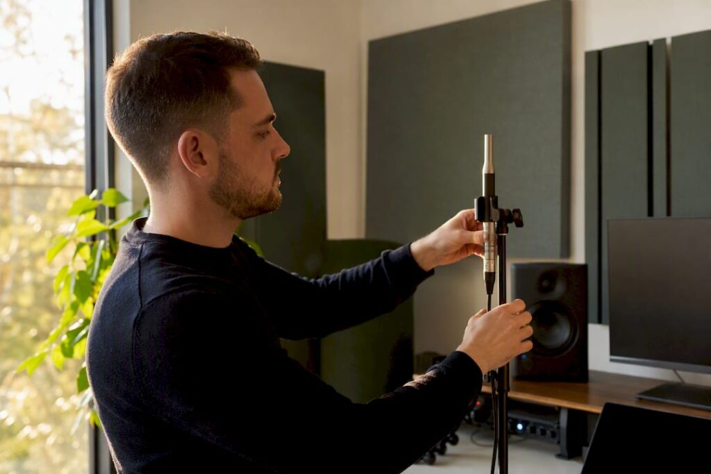 Technicus stelt meetmicrofoon in home studio af